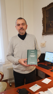 Lovári nyelvű Bibliát kapott iskolánk